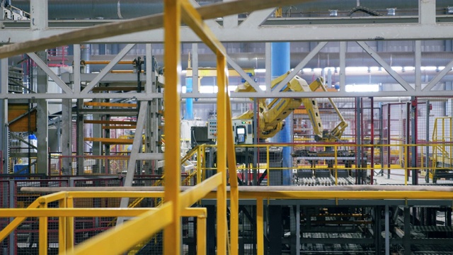 在工厂里移动许多砖块的机器人手臂。视频素材