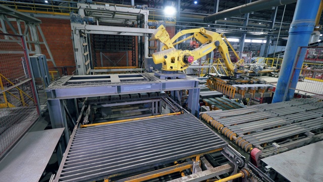 工厂机器用砖块在一条线上工作。视频素材