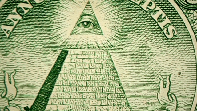 拍摄的多莉显示了雕刻在1美元纸币上的金字塔的极端细节视频素材