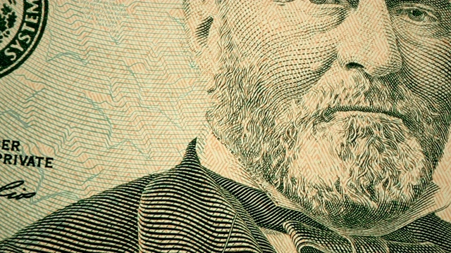 拍摄的多莉展示了尤利西斯·s·格兰特在50美元钞票上的雕刻的极端细节视频素材