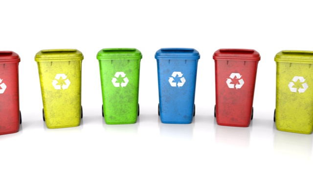 五颜六色的塑料垃圾桶堆在相机周围视频下载