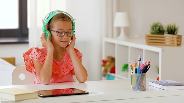 女孩戴着耳机在家听音乐视频素材