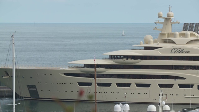向下倾斜，可以看到停泊在摩纳哥港的私人游艇视频下载