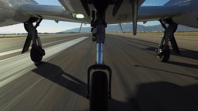 从美国德克萨斯州埃尔帕索起飞时，飞机的轮子和起落架收起来的镜头视频下载