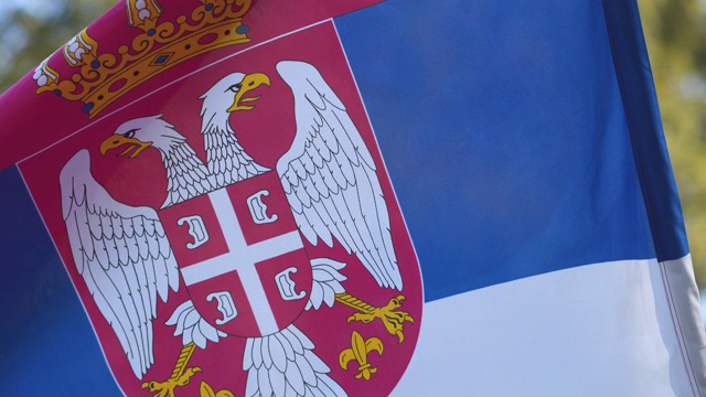 户外风中的塞尔维亚国旗视频下载