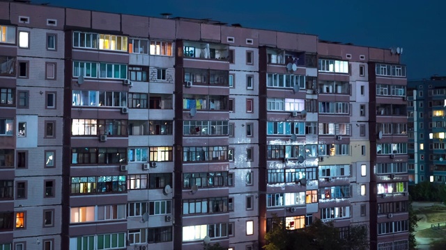 夜间窗户照明变化的多层建筑。间隔拍摄视频下载