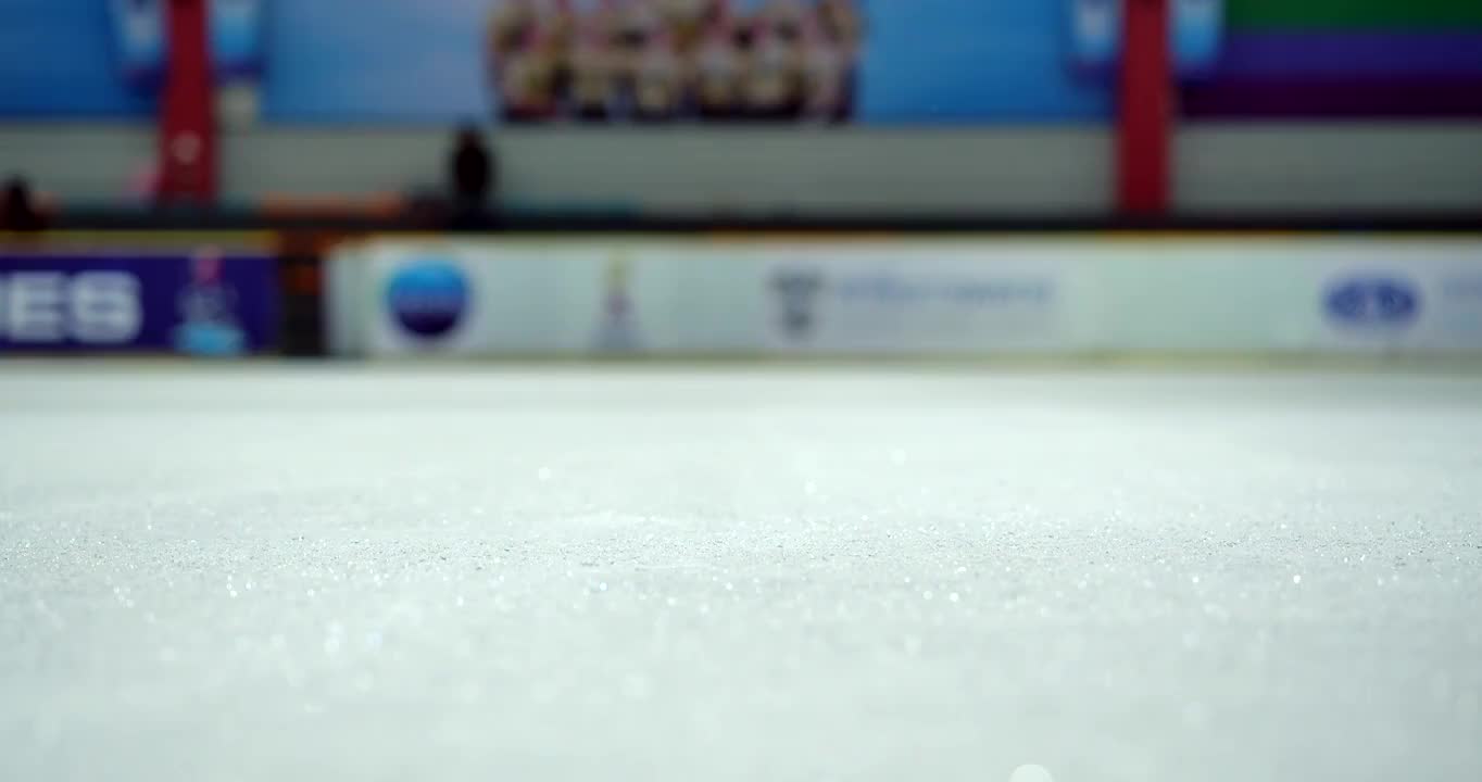 4K慢动作冰球运动员近距离练习在溜冰场停止滑冰视频下载
