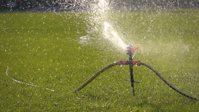 慢镜头花园灌溉喷灌机浇灌草坪视频素材