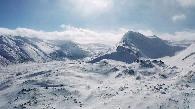 冰岛阿库雷里附近美丽的山区冬季景观视频下载