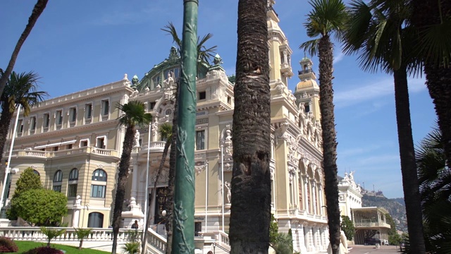 蒙特卡罗赌场(Casino de Monte-Carlo)的海景façade透过棕榈树视频下载