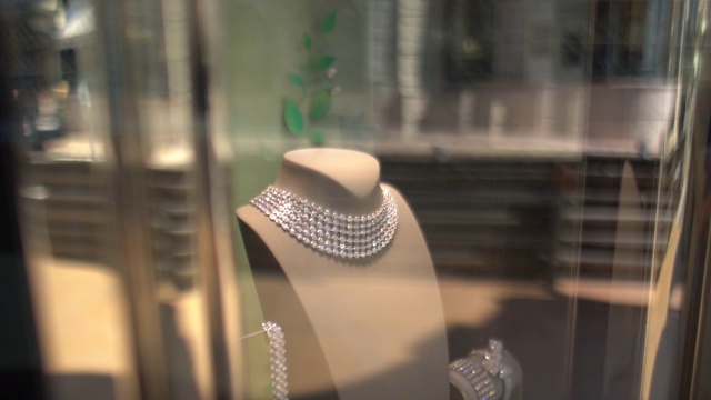 这是摩纳哥一家商店橱窗里珠宝的特写视频下载