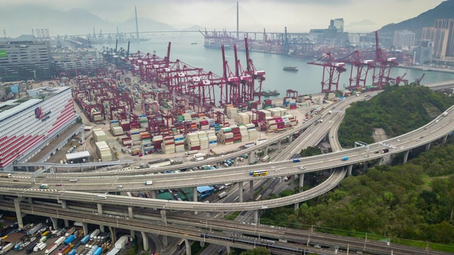 时间流逝:香港葵青货柜码头的无人机视频素材
