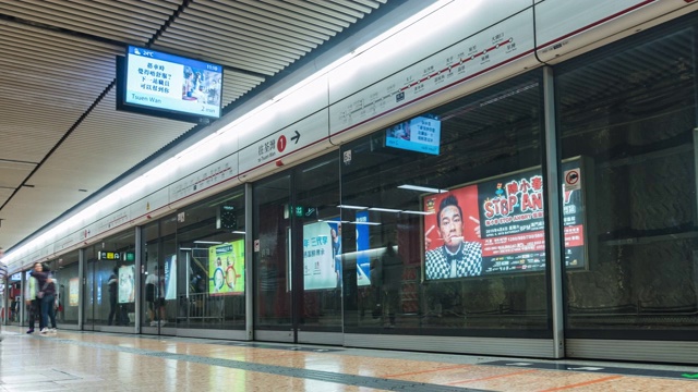 4K时间间隔:香港等待地铁的人群视频素材