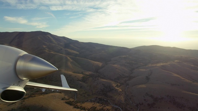 双引擎飞机的鸟瞰图飞过瓜达卢佩山国家公园，埃尔帕索，德克萨斯州，美国视频素材