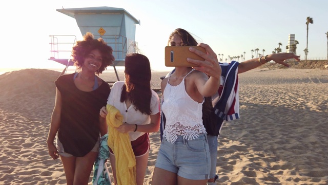 一群女性朋友在加利福尼亚的海滩上视频素材