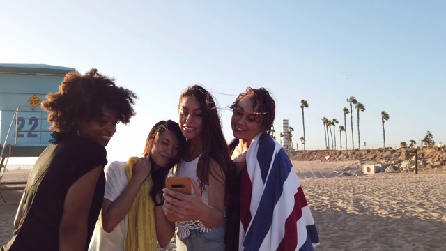 一群女性朋友在加利福尼亚的海滩上视频素材