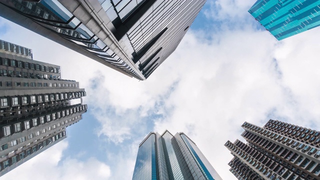 4K时间推移:高层摩天大楼与现代建筑的垂直视图，香港城市视频素材