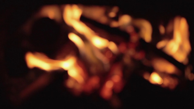 散焦。特写镜头的火在一个火炉和壁炉。烧柴火，用纸和书报。住宅供暖。气体关闭视频素材