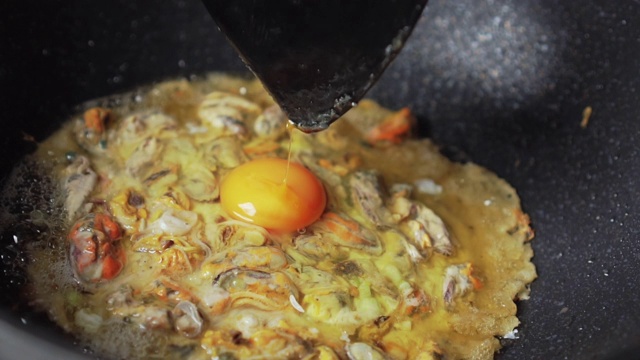 用蛋糊煎贻贝制成的。亚洲食品。泰国菜。把鸡蛋。缓慢的运动。视频素材