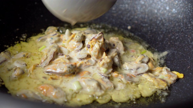 用蛋糊煎贻贝制成的。亚洲食品。泰国菜。视频素材