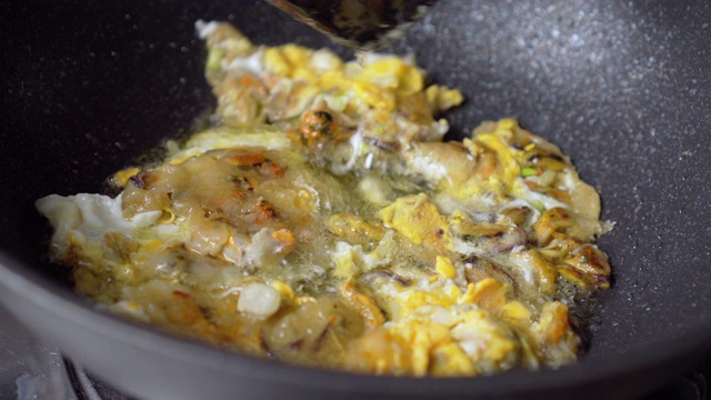 用蛋糊煎贻贝制成的。亚洲食品。泰国菜。翻转。视频素材