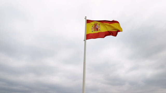 西班牙国旗在风中飘扬。视频素材
