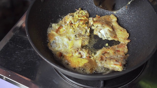 用蛋糊煎贻贝制成的。亚洲食品。泰国菜。慢动作视频素材