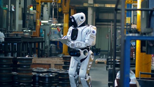 控制机器人正在操作一个工厂单元的平板电脑视频素材