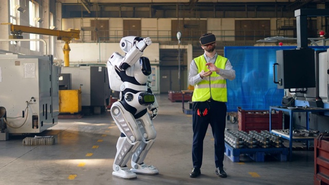 仿人机器人在vr眼镜工人的控制下移动视频素材