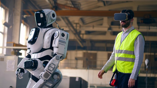 戴着虚拟现实眼镜的人和半机械人一起行动视频素材