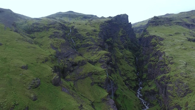 冰岛无人机拍摄的自然景观和山脉视频素材