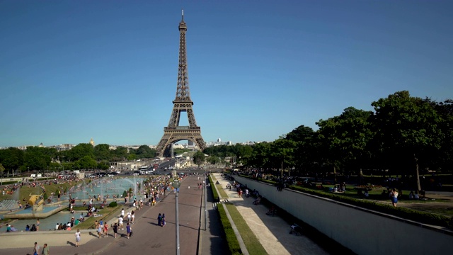 埃菲尔铁塔下的巴黎天际线视频下载