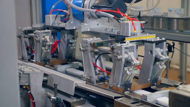 纸盒正在由机器人机构制造。现代机器人工厂设备。视频素材