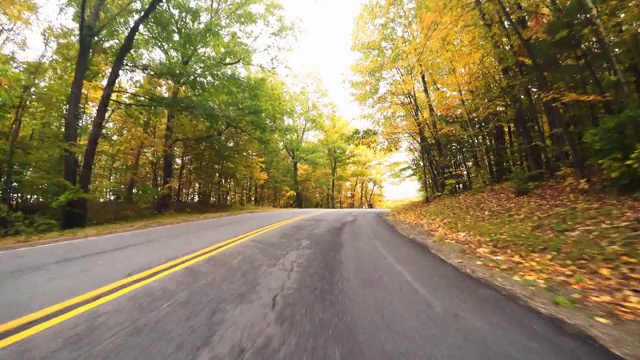在新英格兰的秋天开车视频素材