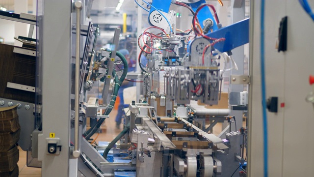 纸板箱正在用机械包装。现代机器人工厂设备。视频素材