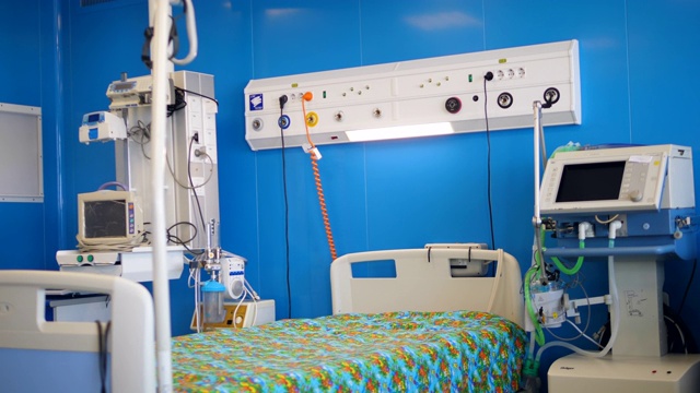 病床医院病房里的病床和医疗设备视频下载