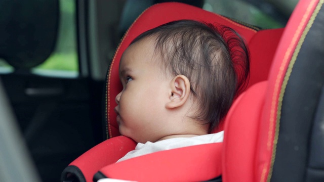 宝宝在红色婴儿座椅上生气视频素材