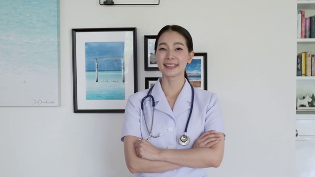 微笑的护士站在白色的房间在疗养院视频素材
