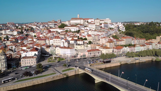 鸟瞰图科英布拉在葡萄牙和蒙台哥河视频下载