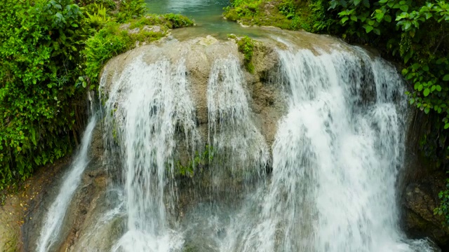 鸟瞰图坎拜瀑布在热带丛林峡谷，菲律宾，宿务。热带森林中的瀑布视频素材