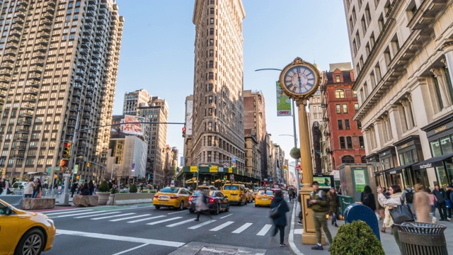美国纽约曼哈顿，熨斗大厦与行人和交通十字路口在现代建筑高峰时间的4K时间流逝。商业与运输概念视频下载