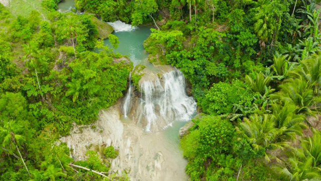 鸟瞰图坎拜瀑布在热带丛林峡谷，菲律宾，宿务。热带森林中的瀑布视频素材