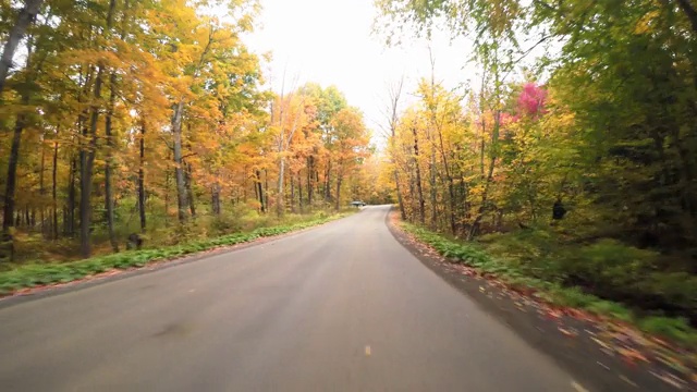 在新英格兰的秋天开车视频素材