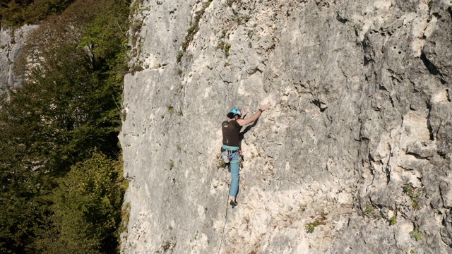 攀岩者沿着岩石攀爬5类路线视频素材
