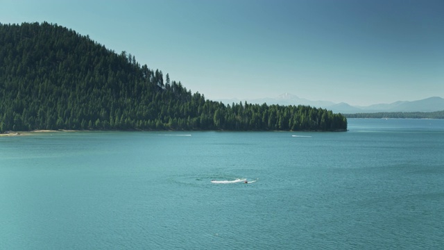 在湖上的水上摩托-无人机拍摄视频下载