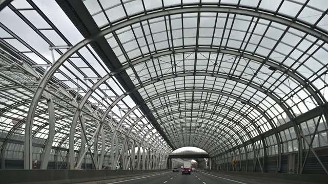 汽车高速通过透明的隧道视频下载