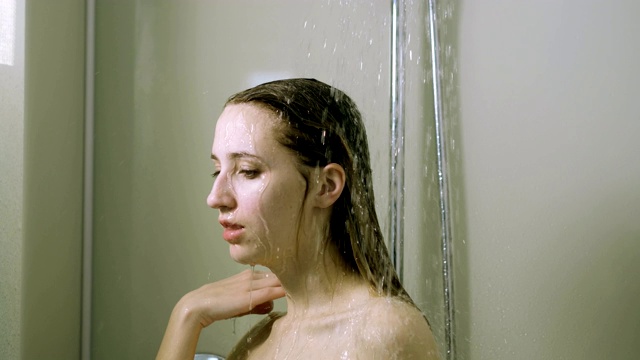 特写的漂亮的金发女人在浴室洗澡。4 k视频素材