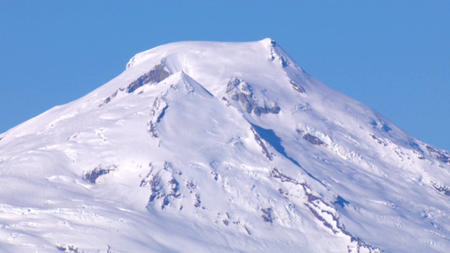 厚厚的积雪覆盖了一座山峰。视频下载
