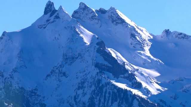 白雪覆盖着雄伟的山峰。视频下载