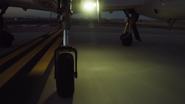 黄昏时分，美国德克萨斯州埃尔帕索，飞机在跑道上滑行的镜头视频素材